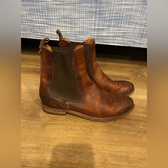 Frye Shoes - Frye Melissa Chelsea Boots - size 6.5 women’s